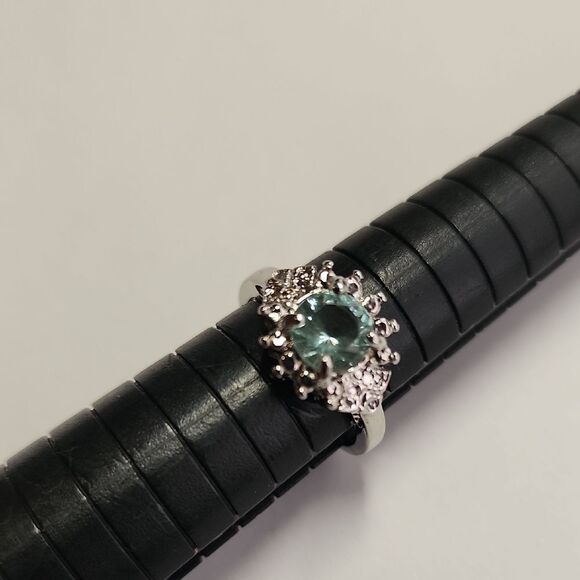 Womens Ring Size 7 - Picture 4 of 4